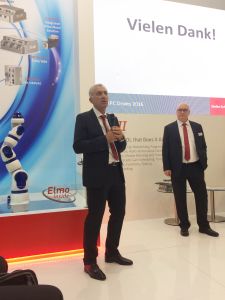 Elmo-CEO Haim Monhait (l.) und Stefan Schmitz-Galow, Geschäftsführer der deutschen Niedelassung, bei der Präsentation des neuen Servoantriebs im Rahmen der SPS IPC Drives 2016 (Bild: Elmo Motion Control GmbH)