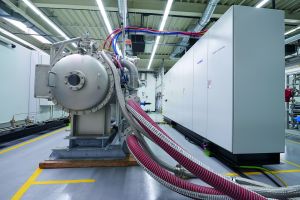 Die komplette Elektrotechnik ist in TS 8 Schaltschränken von Rittal untergebracht, die neben dem eigentlichen Ozonerzeuger installiert werden (Bild: Rittal GmbH & Co. KG)
