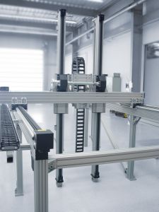 Aluminiumkonstruktionsprofile en die Unterkonstruktion des Zweiachs-Handling-Systems. (Bild: Erlenbach Machines GmbH)
