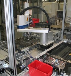 In der automatischen Entladestation arbeiten ein Palettierer und ein Scara-Roboter Modell AR-F 650. (Bild: Hirata Engineering Europe GmbH)