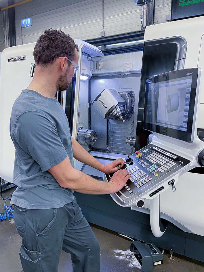 Maschinenbediener Peter Voorsluis fertigt auf der CTX Beta 800 TC medizintechnische Instrumente und Bauteile für Röntgenröhren.