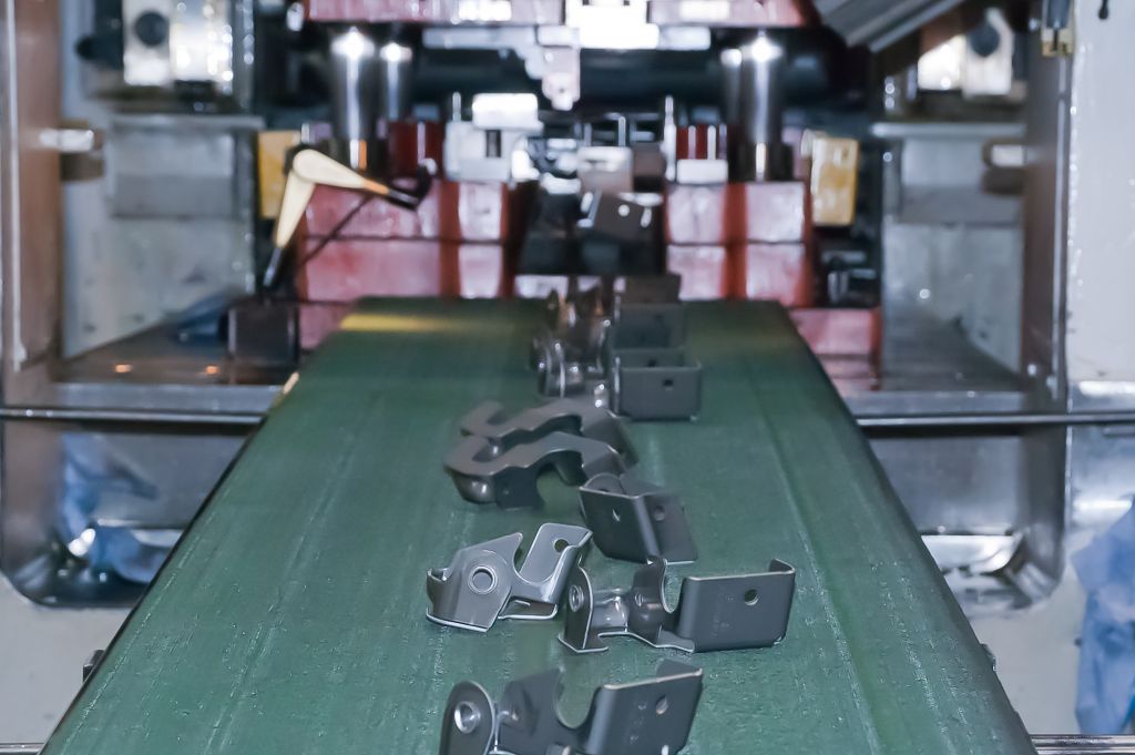 Teileproduktion auf einer der automatisch laufenden Exzenterpressen mit Coilzuführung.