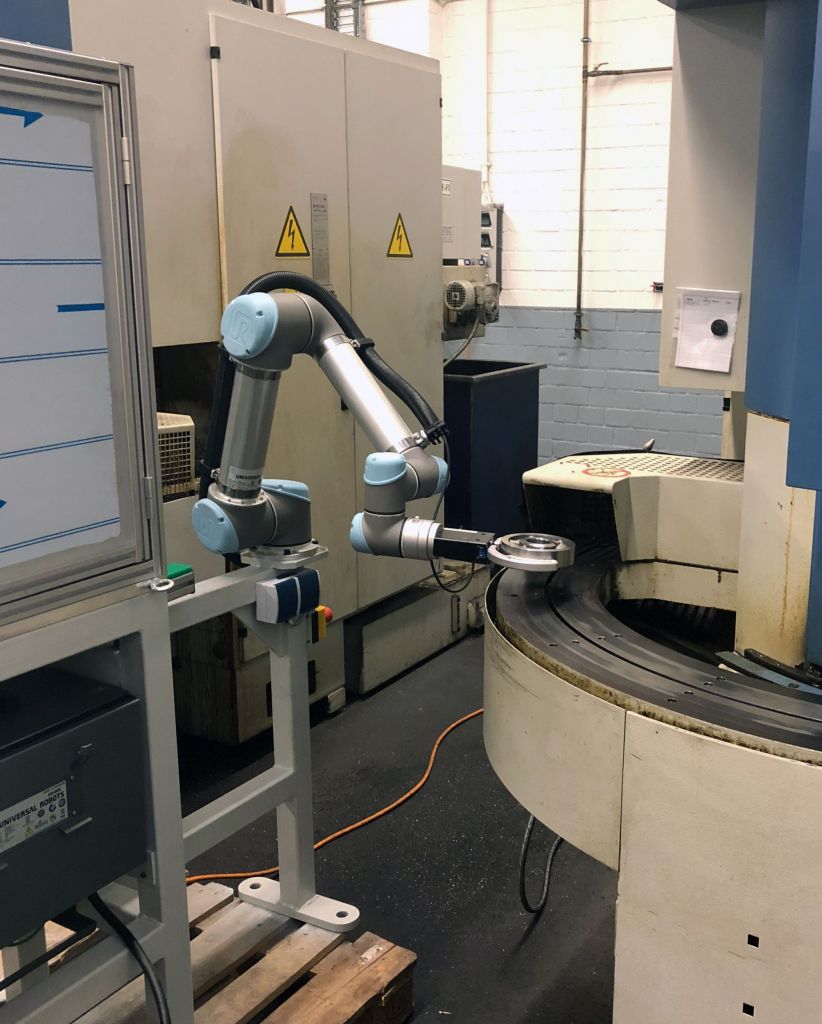 UR-Roboter mit einem Greifer der süddeutschen Spezialisten: Die Zimmer Group verfügt derzeit über das größte zertifizierte Mensch/Roboter-Kollaboration-Greiferportfolio weltweit.